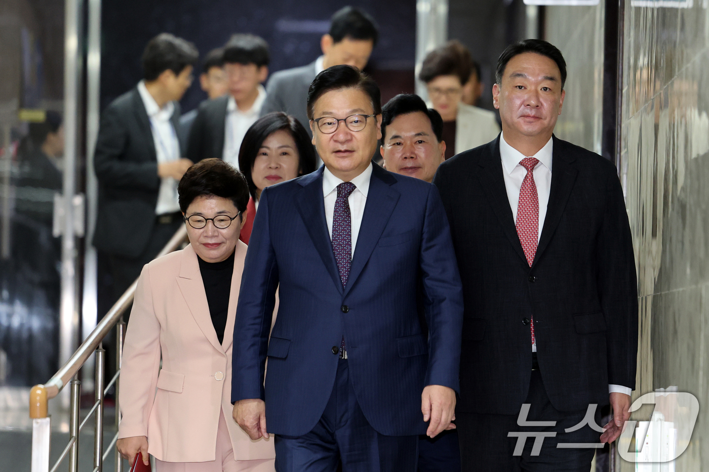 (서울=뉴스1) 황기선 기자 = 국민의힘 정점식 원내대표와 임이자 정책위의장, 정희용 사무총장이 1일 오전 서울 여의도 국회에서 열린 원내대책회의에 참석하고 있다.  2026.9. …