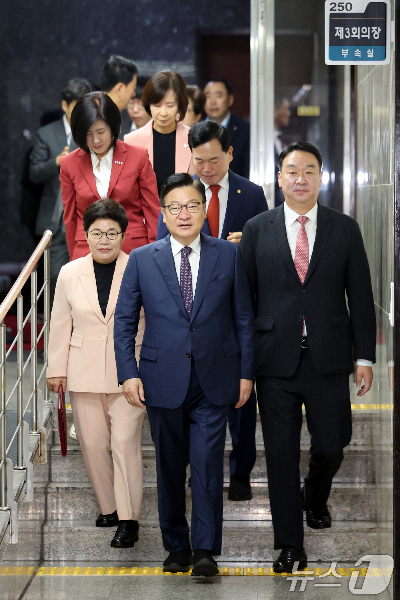 (서울=뉴스1) 황기선 기자 = 국민의힘 정점식 원내대표와 임이자 정책위의장, 정희용 사무총장이 1일 오전 서울 여의도 국회에서 열린 원내대책회의에 참석하고 있다.  2026.9. …