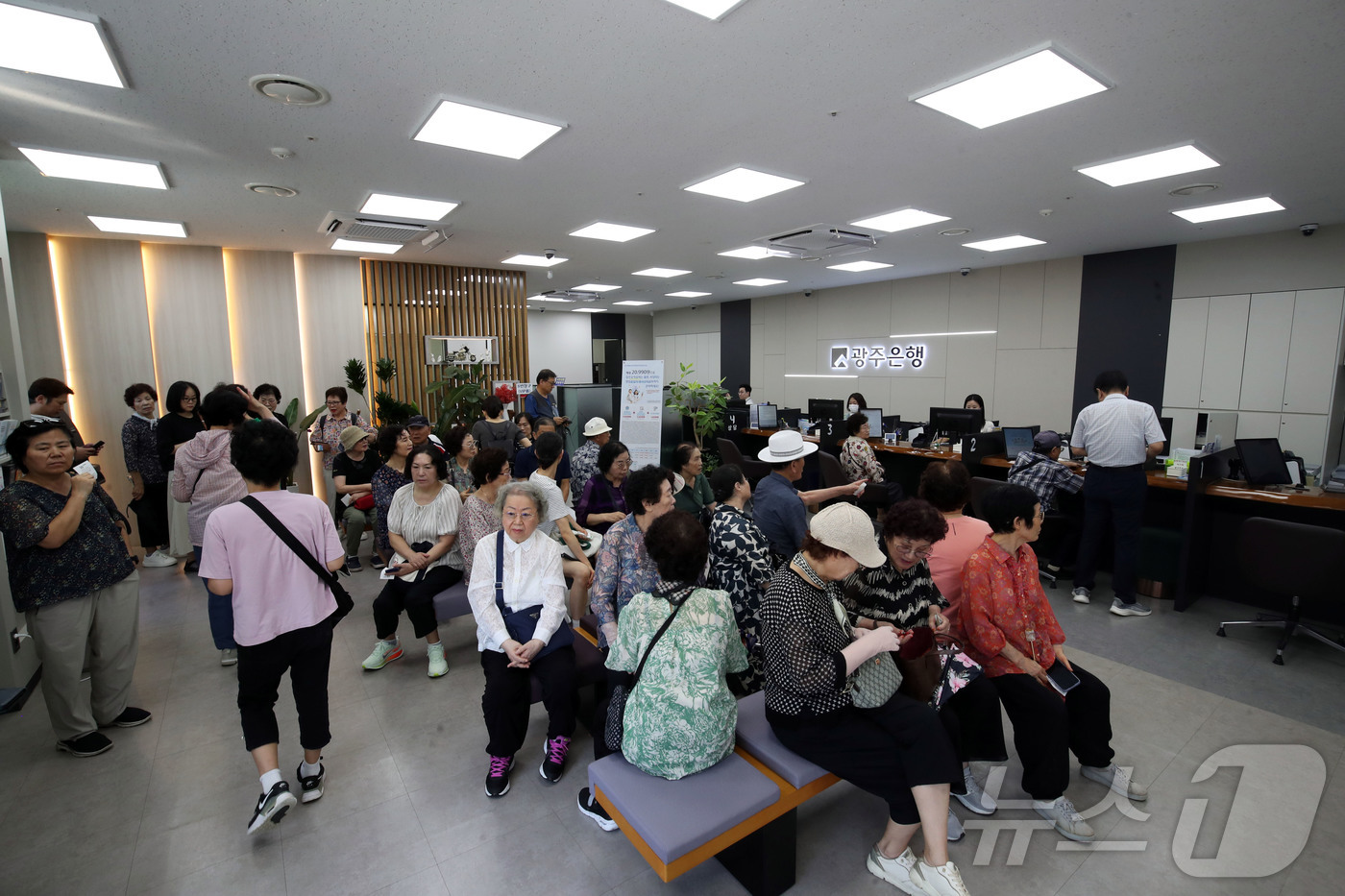 (광주=뉴스1) 조수민 기자 = 1일 오전 전남광주 서구 광주은행 상무지점에서 광주상생카드 할인율 상향 첫날을 맞아 창구를 방문한 시민들이 카드 발급 및 충전을 위해 순서를 기다리 …