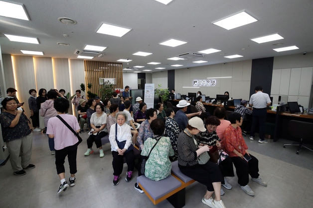 지역화폐 충전하러 온 시민들
