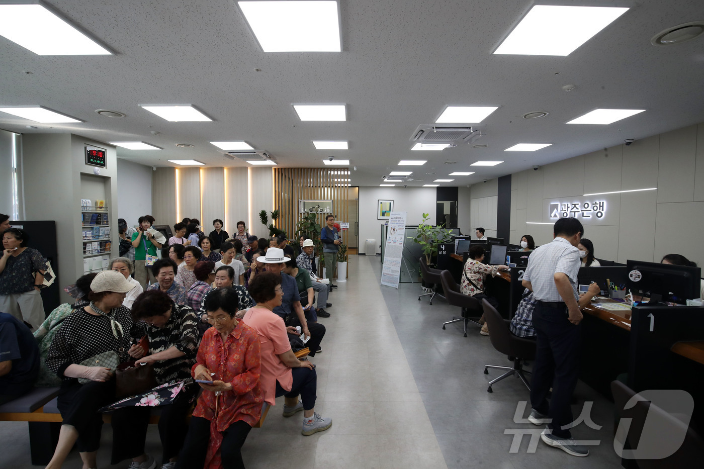 (광주=뉴스1) 조수민 기자 = 1일 오전 전남광주 서구 광주은행 상무지점에서 광주상생카드 할인율 상향 첫날을 맞아 창구를 방문한 시민들이 카드 발급 및 충전을 위해 순서를 기다리 …