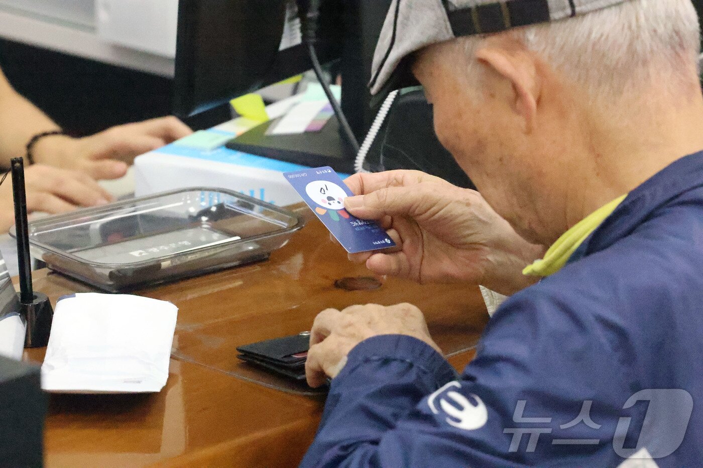 본문 이미지 - 1일 오전 전남광주 서구 광주은행 상무지점에서 광주상생카드 할인율 상향 첫날을 맞아 창구를 방문한 시민이 카드 발급 및 충전을 위해 순서를 기다리고 있다. 2026.9.1 ⓒ 뉴스1 조수민 기자