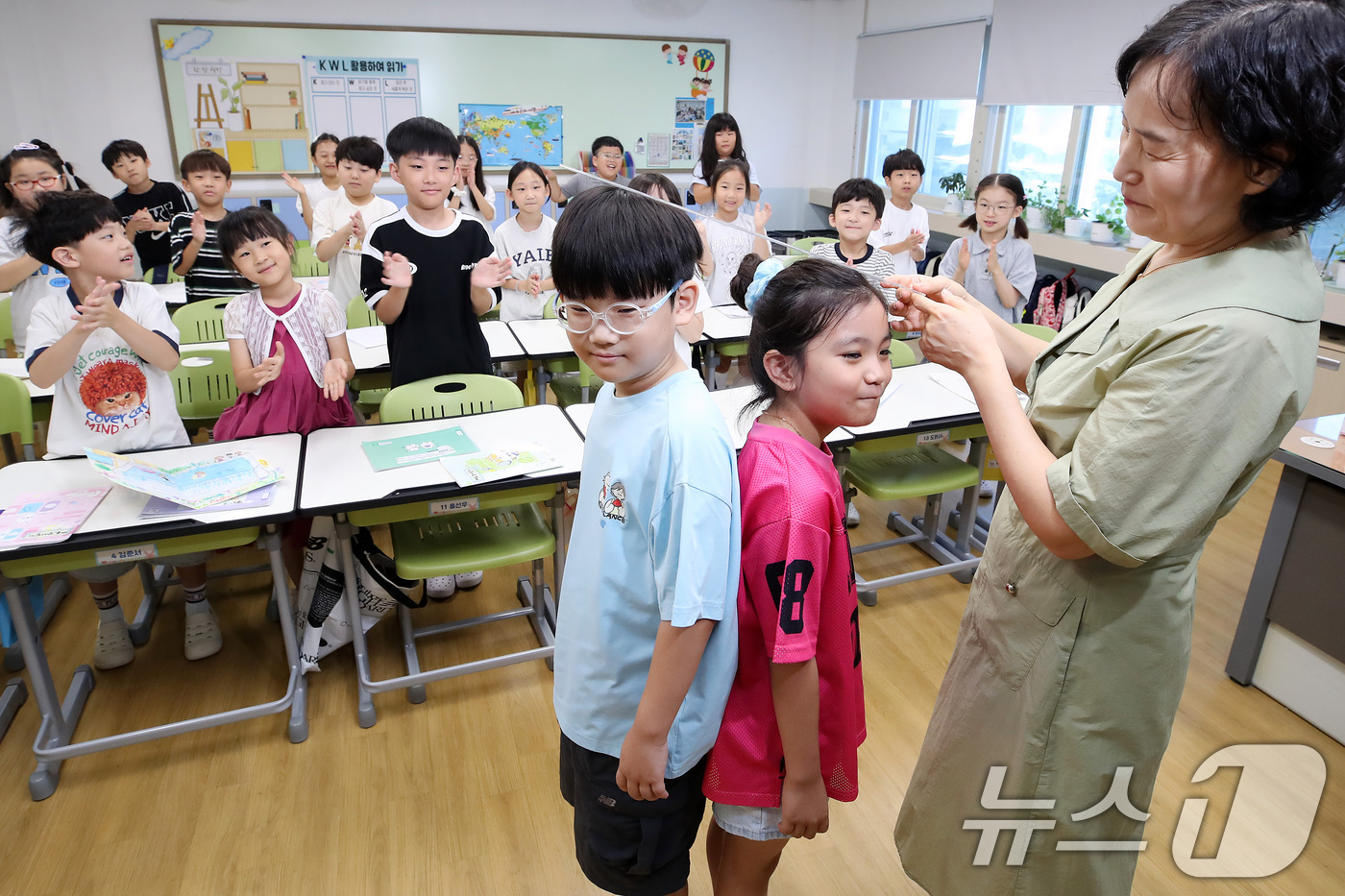 (대구=뉴스1) 공정식 기자 = 대구 지역 초등학교가 여름방학을 마치고 개학한 1일 대구 서구 평리동 이현초 2학년 학생들이 담임 선생님과 키를 재고 있다. 2026.9.1/뉴스1 …