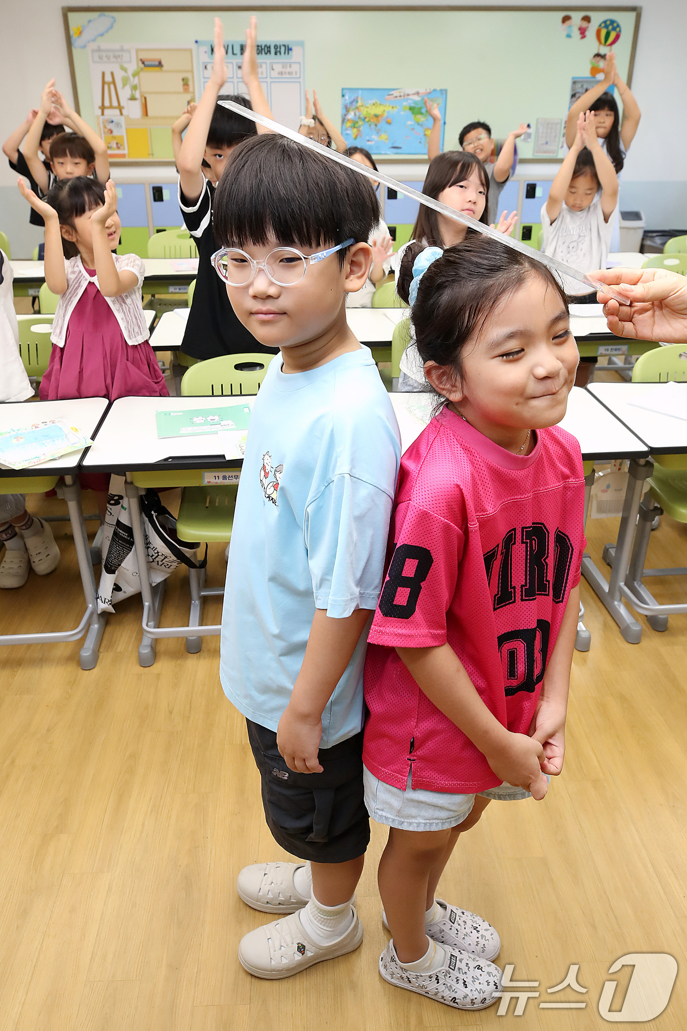 (대구=뉴스1) 공정식 기자 = 대구 지역 초등학교가 여름방학을 마치고 개학한 1일 대구 서구 평리동 이현초 2학년 학생들이 담임 선생님과 키를 재고 있다. 2026.9.1/뉴스1 …