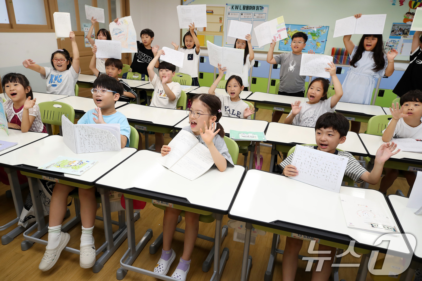 (대구=뉴스1) 공정식 기자 = 대구 지역 초등학교가 여름방학을 마치고 개학한 1일 대구 서구 평리동 이현초 2학년 학생들이 방학 과제물을 들어 보이며 담임 선생님과 인사하고 있다 …