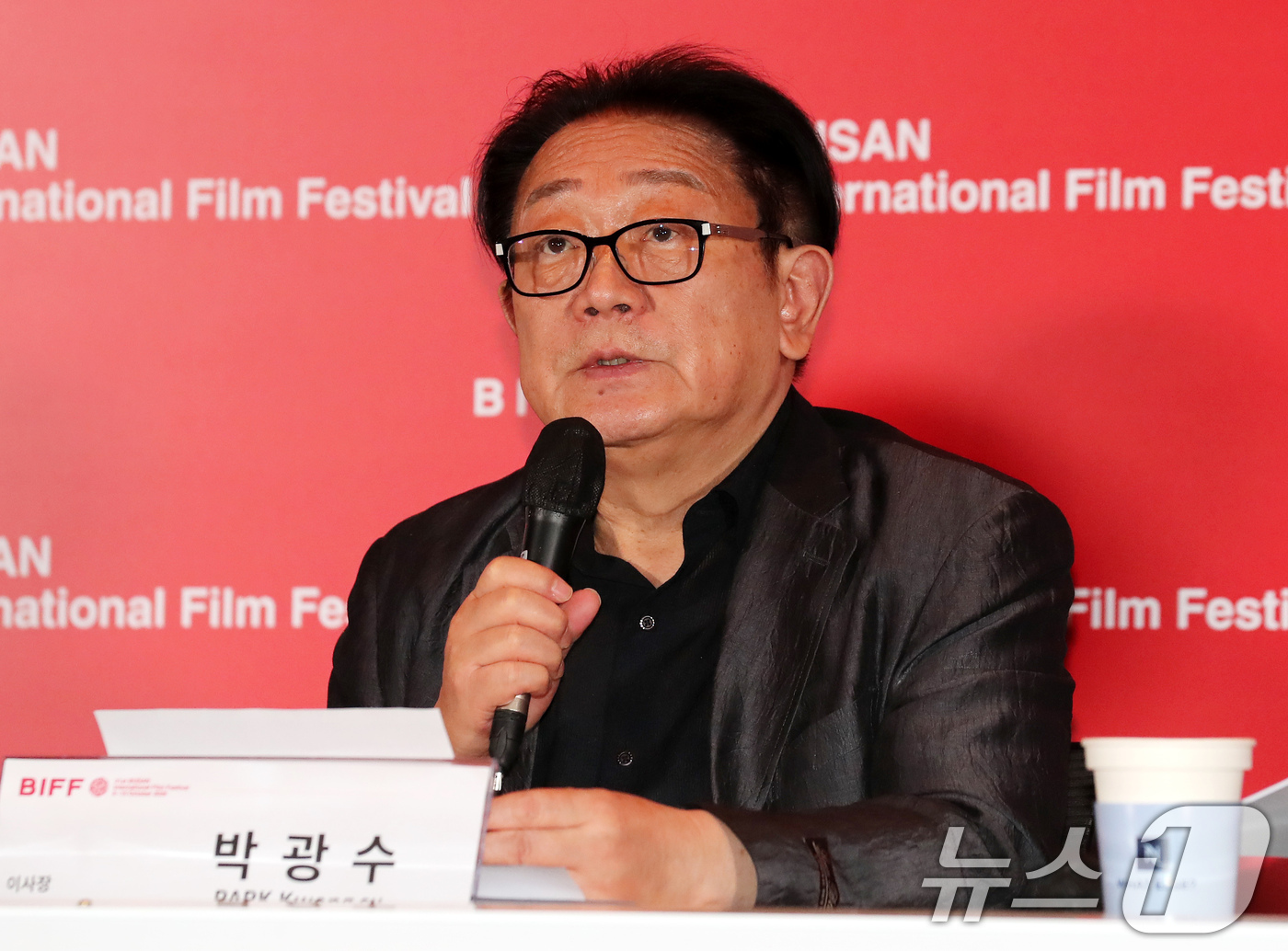 (부산=뉴스1) 윤일지 기자 = 박광수 부산국제영화제 이사장이 1일 오전 부산 해운대구 영화의전당에서 열린 제31회 부산국제영화제 공식 개최 기자회견에서 주요 선정작 등 세부 계획 …