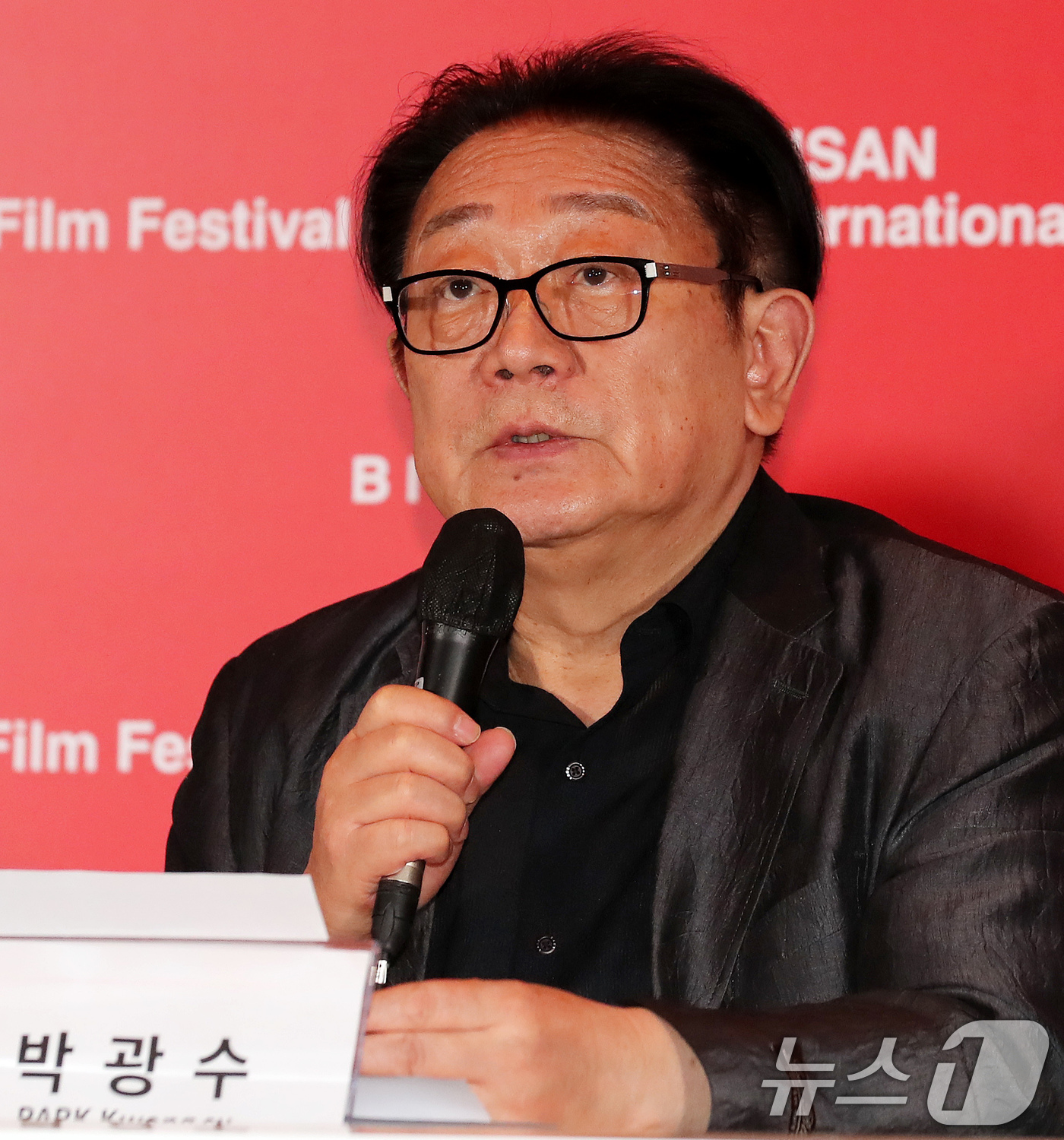 (부산=뉴스1) 윤일지 기자 = 박광수 부산국제영화제 이사장이 1일 오전 부산 해운대구 영화의전당에서 열린 제31회 부산국제영화제 공식 개최 기자회견에서 주요 선정작 등 세부 계획 …
