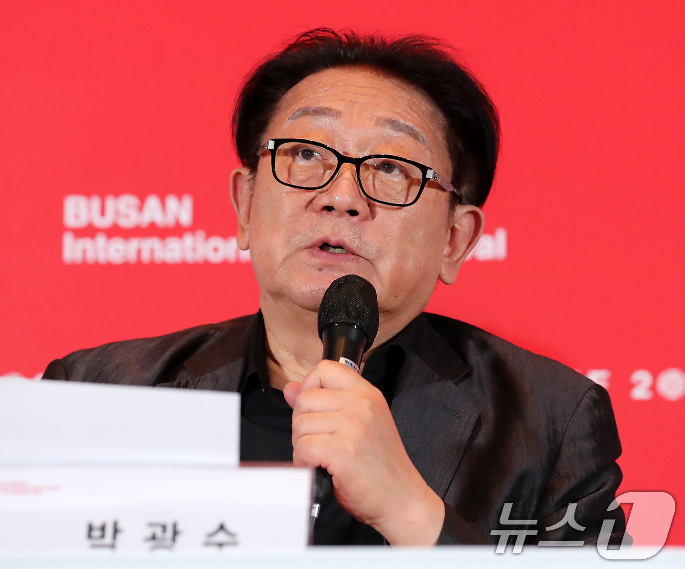 (부산=뉴스1) 윤일지 기자 = 박광수 부산국제영화제 이사장이 1일 오전 부산 해운대구 영화의전당에서 열린 제31회 부산국제영화제 공식 개최 기자회견에서 주요 선정작 등 세부 계획 …