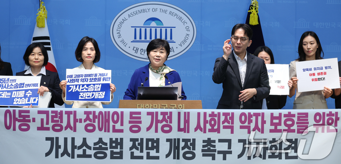 (서울=뉴스1) 신웅수 기자 = 서영교 법제사법위원장과 박은정 조국혁신당 의원이 1일 서울 여의도 국회 소통관에서 가사소송법 전면 개정 촉구 기자회견을 하고 있다. 2026.9.1 …