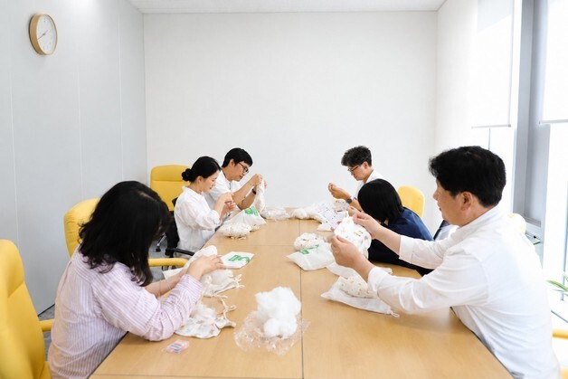 도레이첨단소재, 임직원 손수 제작 '이른둥이 안전키트' 50여개 기부