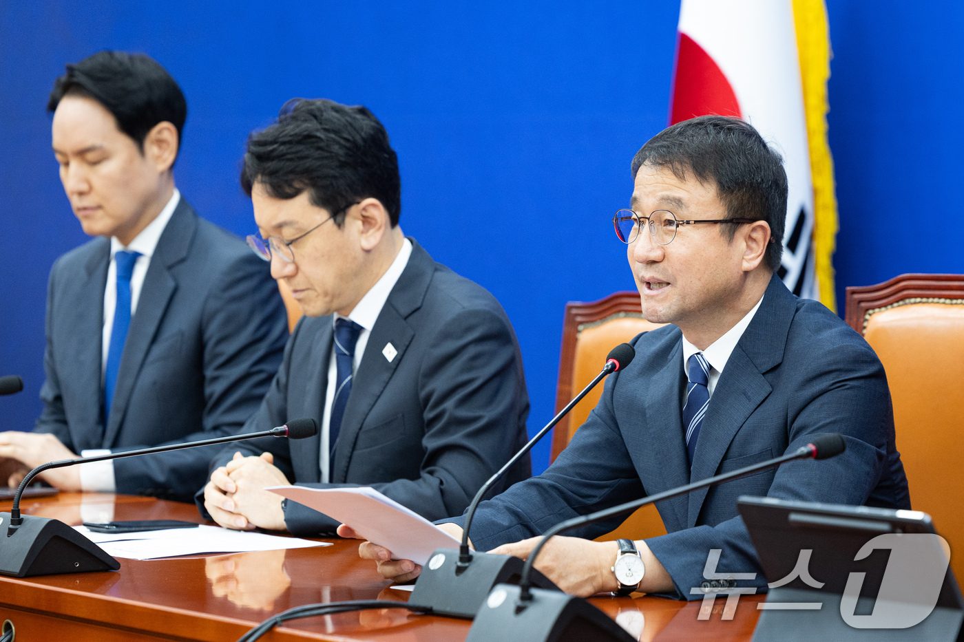 (서울=뉴스1) 유승관 기자 = 한병도 더불어민주당 원내대표가 1일 서울 여의도 국회에서 열린 원내대책회의에서 발언하고 있다. 2026.9.1/뉴스1