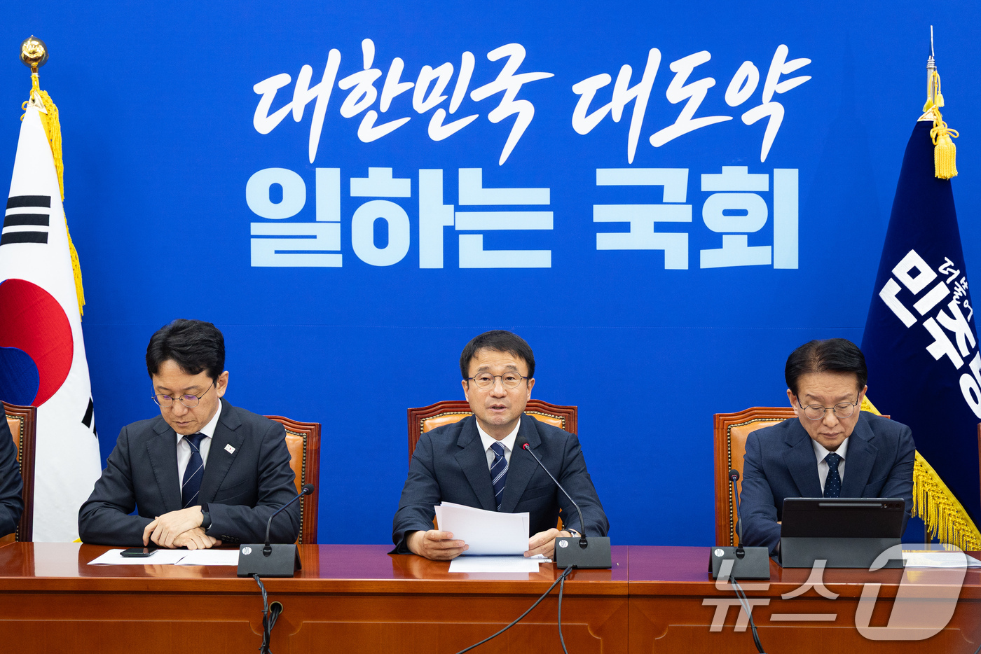 (서울=뉴스1) 유승관 기자 = 한병도 더불어민주당 원내대표가 1일 서울 여의도 국회에서 열린 원내대책회의에서 발언하고 있다. 2026.9.1/뉴스1