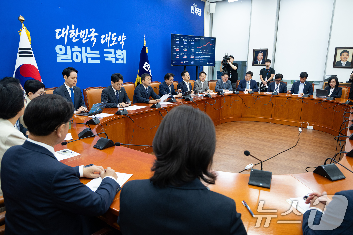(서울=뉴스1) 유승관 기자 = 한병도 더불어민주당 원내대표가 1일 서울 여의도 국회에서 열린 원내대책회의에서 발언하고 있다. 2026.9.1/뉴스1