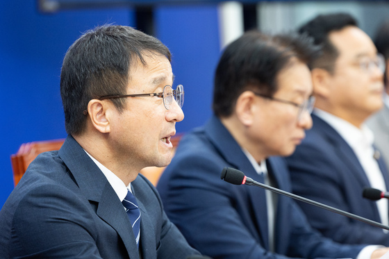 원내대책회의 발언하는 한병도 민주당 원내대표