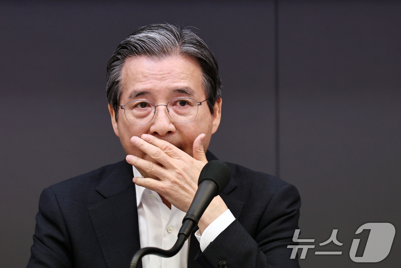 (서울=뉴스1) = 김용범 청와대 정책실장이 사임했다. 지난해 6월 정부 출범 직후 임명된 뒤 약 1년 3개월 만이다. 강유정 청와대 수석대변인은 1일 오전 춘추관 브리핑을 통해 …