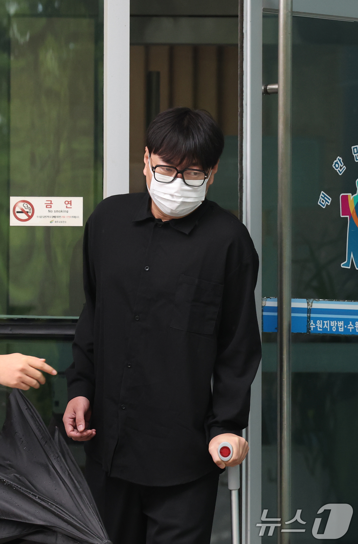(여주=뉴스1) 김영운 기자 = 개그맨 이진호가 1일 경기 여주시 수원지방법원 여주지원에서 열린 음주운전 및 불법도박 혐의 사건 1심 선고 공판에서 징역 1년 6개월에 집행유예 3 …