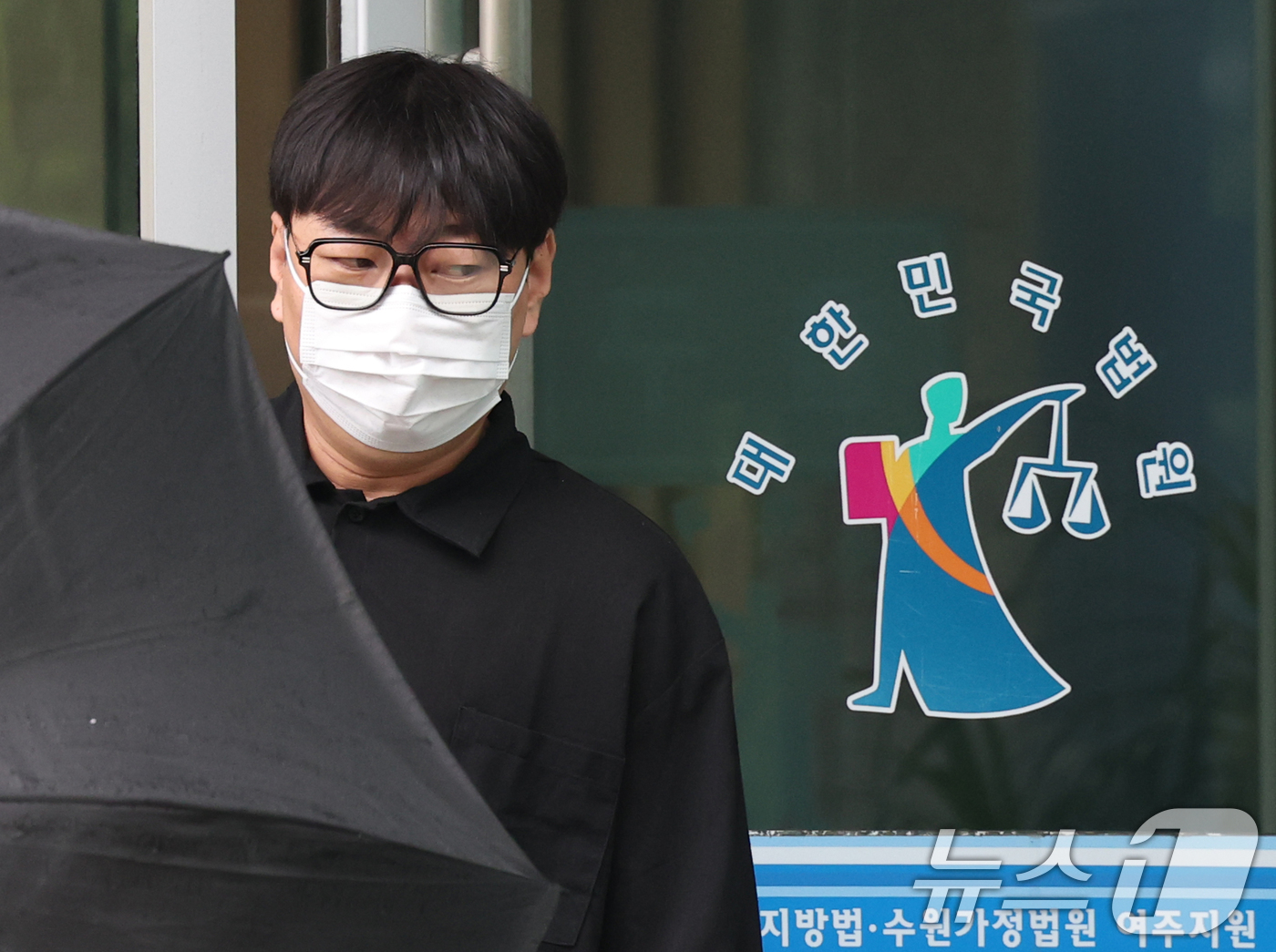 (여주=뉴스1) 김영운 기자 = 개그맨 이진호가 1일 경기 여주시 수원지방법원 여주지원에서 열린 음주운전 및 불법도박 혐의 사건 1심 선고 공판에서 징역 1년 6개월에 집행유예 3 …