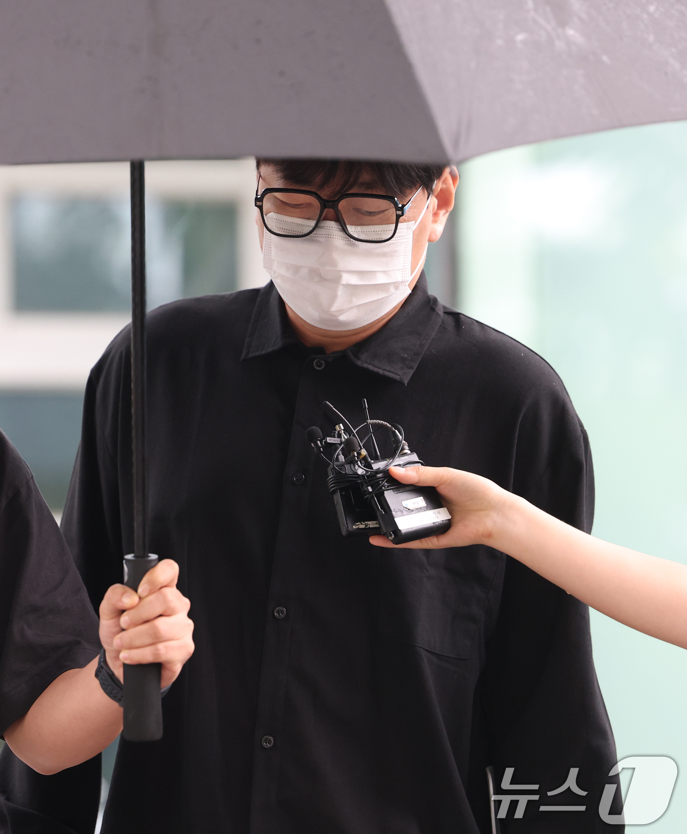(여주=뉴스1) 김영운 기자 = 개그맨 이진호가 1일 경기 여주시 수원지방법원 여주지원에서 열린 음주운전 및 불법도박 혐의 사건 1심 선고 공판에서 징역 1년 6개월에 집행유예 3 …