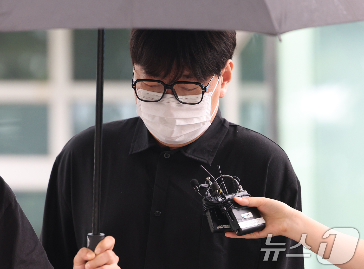 (여주=뉴스1) 김영운 기자 = 개그맨 이진호가 1일 경기 여주시 수원지방법원 여주지원에서 열린 음주운전 및 불법도박 혐의 사건 1심 선고 공판에서 징역 1년 6개월에 집행유예 3 …