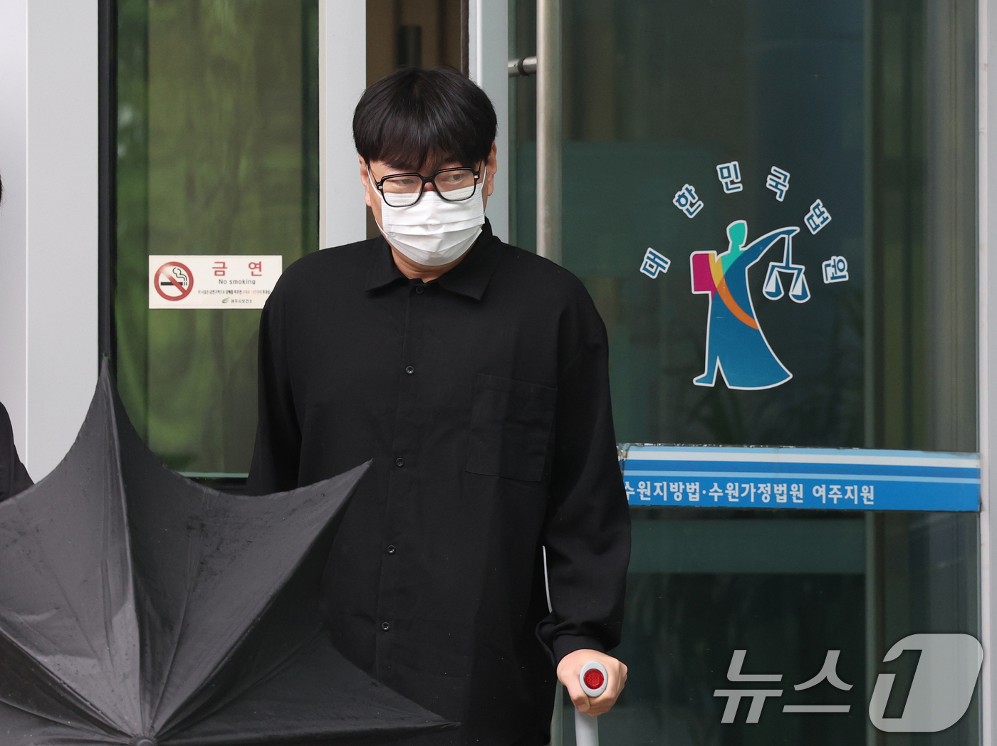 (여주=뉴스1) 김영운 기자 = 개그맨 이진호가 1일 경기 여주시 수원지방법원 여주지원에서 열린 음주운전 및 불법도박 혐의 사건 1심 선고 공판에서 징역 1년 6개월에 집행유예 3 …