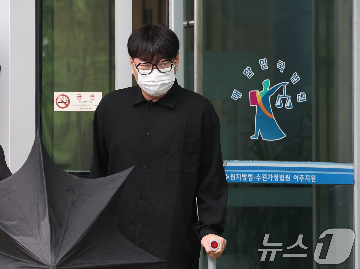 본문 이미지 - 개그맨 이진호가 1일 경기 여주시 수원지방법원 여주지원에서 열린 음주운전 및 불법도박 혐의 사건 1심 선고 공판에서 징역 1년 6개월에 집행유예 3년을 선고 받은 뒤 나오고 있다. 2026.9.1 ⓒ 뉴스1 김영운 기자