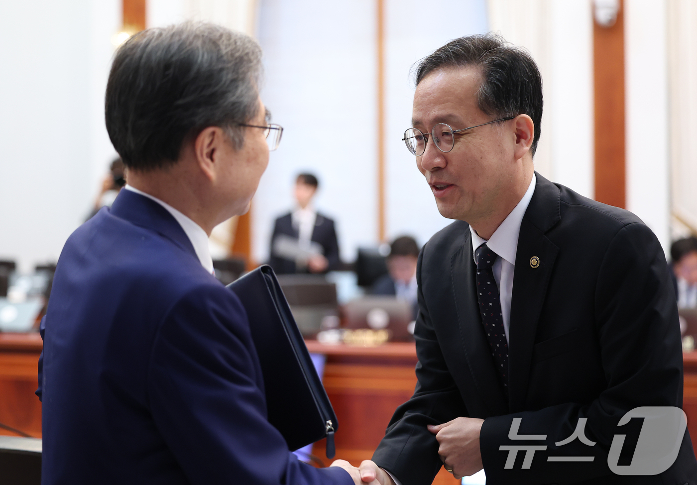 (서울=뉴스1) 이재명 기자 = 부총리 겸 재정경제부 장관 후보자인 이형일 재경부 1차관과 조현 외교부 장관이 1일 청와대에서 열린 국무회의에 앞서 인사하고 있다. 2026.9.1 …