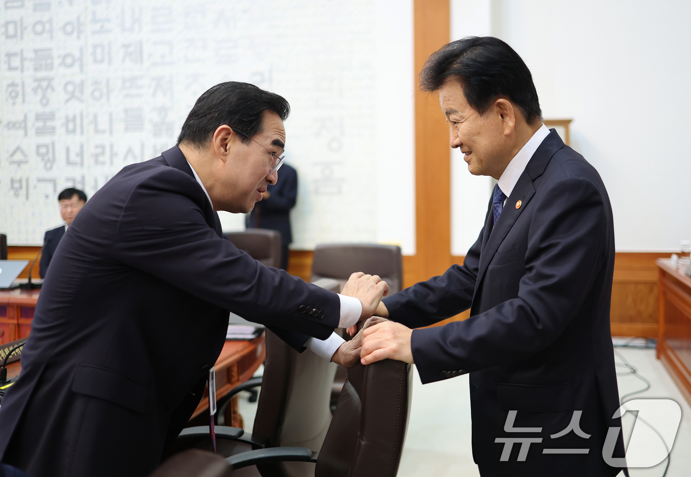 (서울=뉴스1) 이재명 기자 = 박홍근 기획예산처 장관과 정동영 통일부 장관이 1일 청와대에서 열린 국무회의에 앞서 대화하고 있다. 2026.9.1/뉴스1