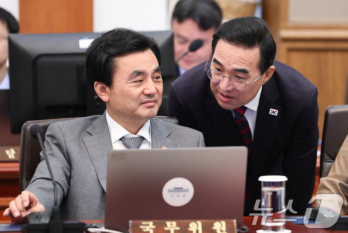 (서울=뉴스1) 이재명 기자 = 안규백 국방부 장관과 박홍근 기획예산처 장관이 1일 청와대에서 열린 국무회의에 앞서 대화하고 있다. 2026.9.1/뉴스1