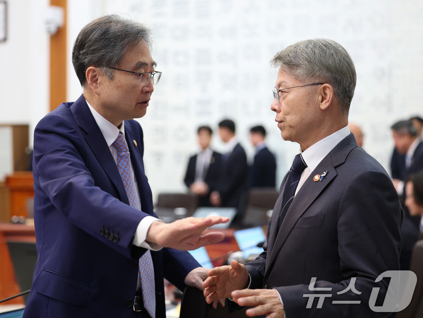 (서울=뉴스1) 이재명 기자 = 조현 외교부 장관과 민형배 전남광주통합특별시장이 1일 청와대에서 열린 국무회의에 앞서 대화하고 있다. 2026.9.1/뉴스1