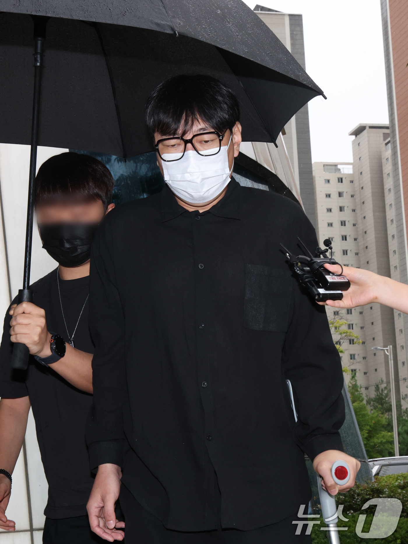 (여주=뉴스1) 김영운 기자 = 개그맨 이진호가 1일 경기 여주시 수원지방법원 여주지원에서 열린 음주운전 및 불법도박 혐의 사건 선고 공판에 출석하고 있다.이 씨는 이날 열린 선고 …