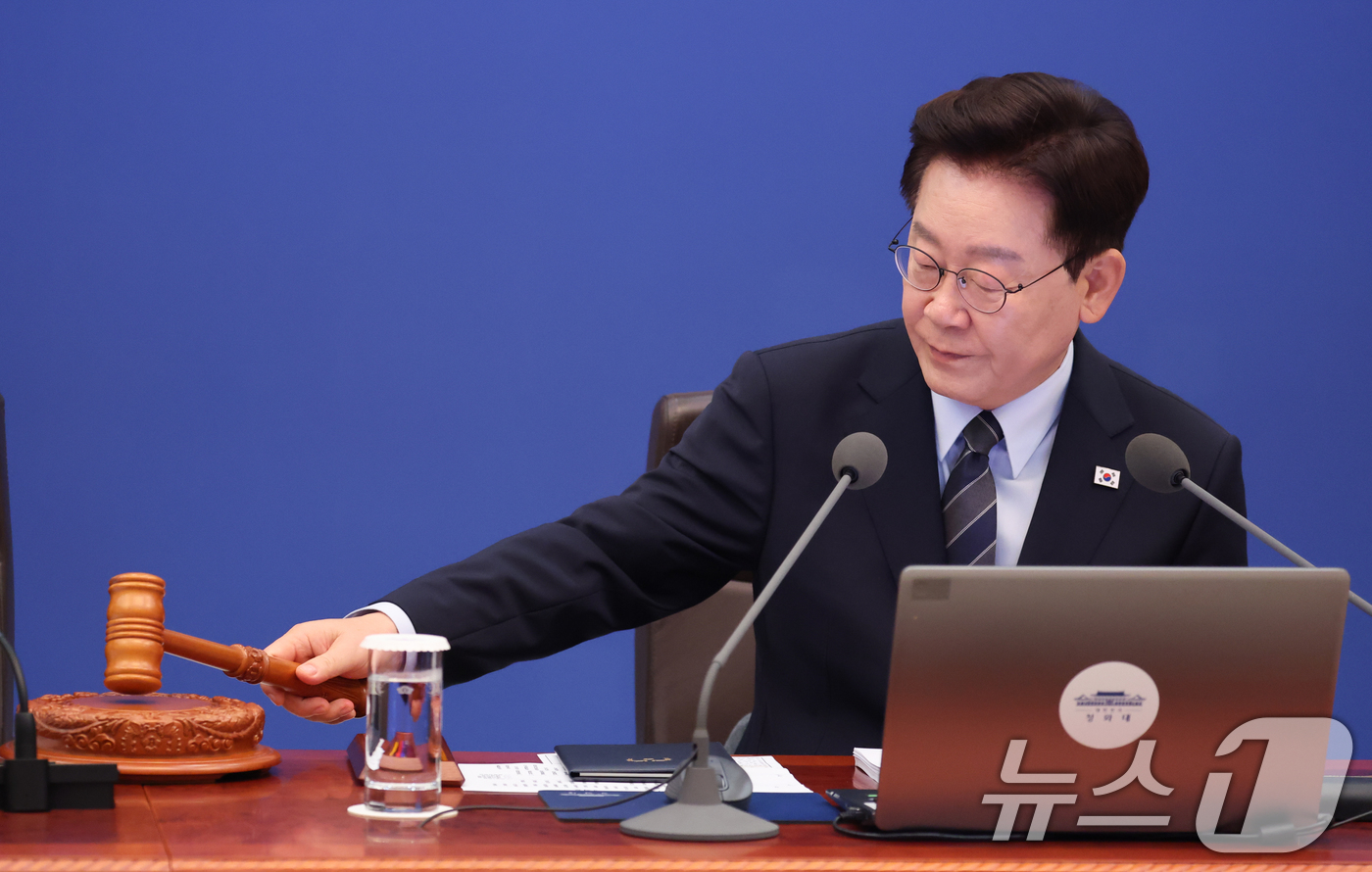 (서울=뉴스1) 이재명 기자 = 이재명 대통령이 1일 청와대에서 열린 국무회의에서 의사봉을 두드리고 있다. 2026.9.1/뉴스1