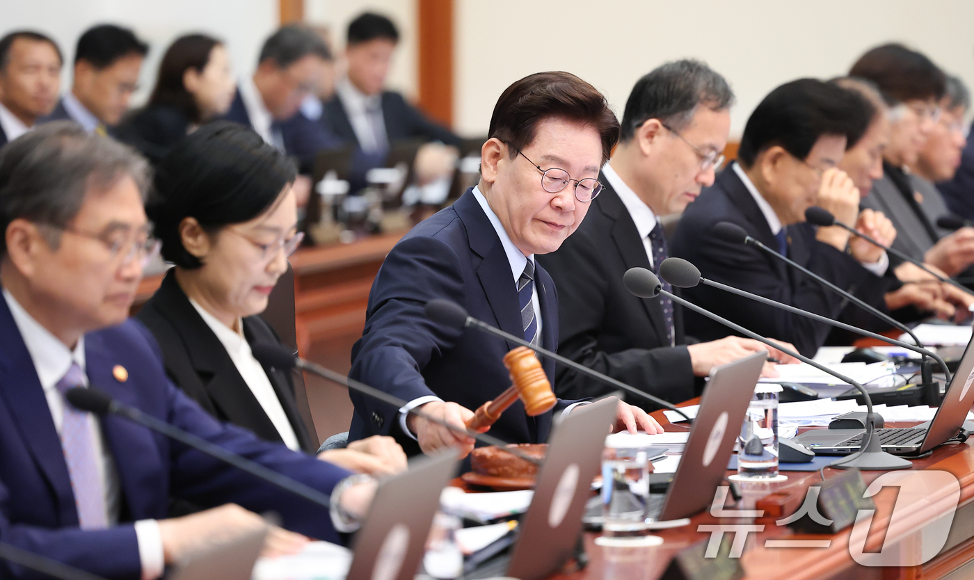 (서울=뉴스1) 이재명 기자 = 이재명 대통령이 1일 청와대에서 열린 국무회의에서 의사봉을 두드리고 있다. 2026.9.1/뉴스1