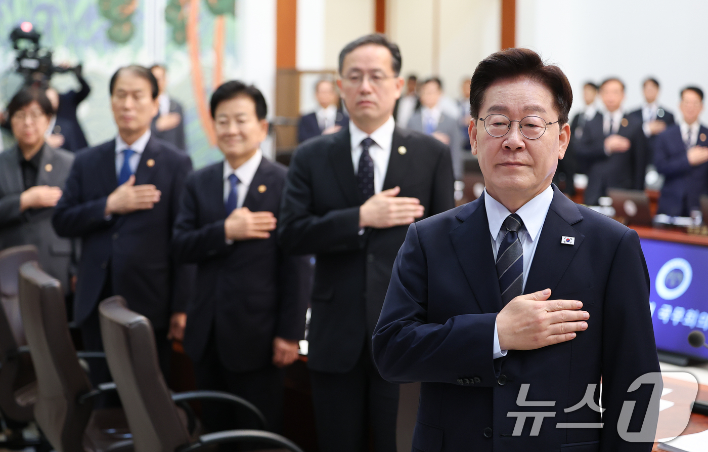 (서울=뉴스1) 이재명 기자 = 이재명 대통령이 1일 청와대에서 열린 국무회의에서 국민의례를 하고 있다. 2026.9.1/뉴스1