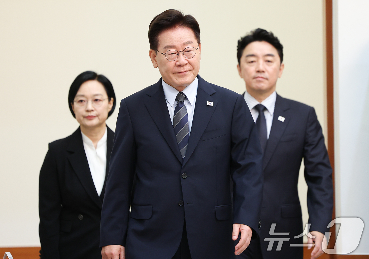 (서울=뉴스1) 이재명 기자 = 이재명 대통령이 1일 청와대에서 열린 국무회의에 입장하고 있다. 2026.9.1/뉴스1