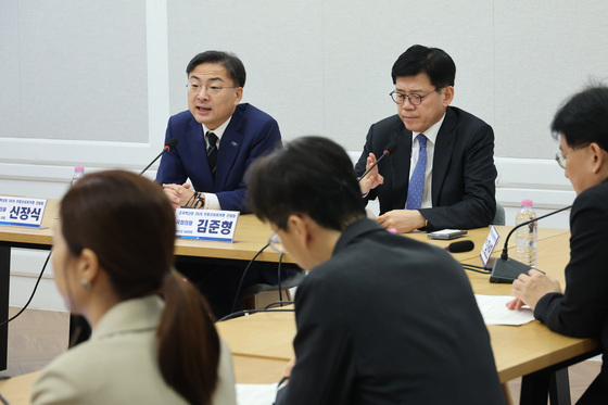 발언하는 신장식 대표