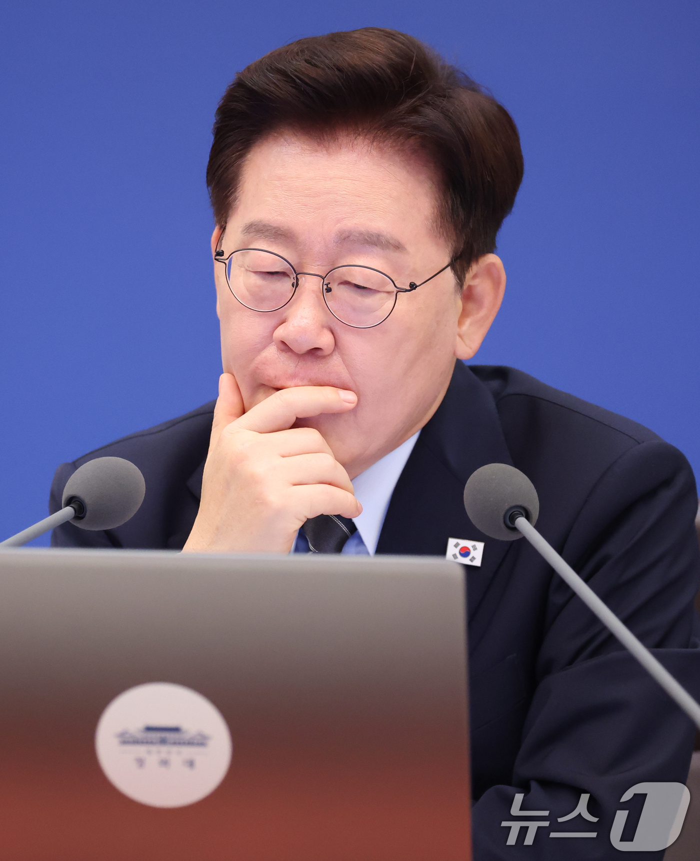 (서울=뉴스1) 이재명 기자 = 이재명 대통령이 1일 청와대에서 열린 국무회의에서 생각에 잠겨 있다. 2026.9.1/뉴스1
