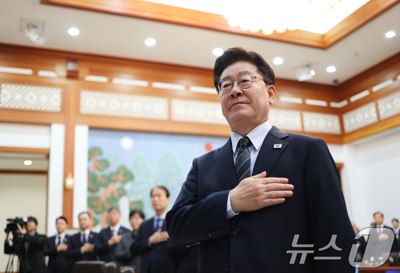 (서울=뉴스1) 이재명 기자 = 이재명 대통령이 1일 청와대에서 열린 국무회의에서 국민의례를 하고 있다. 2026.9.1/뉴스1