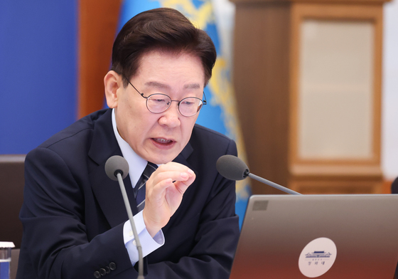 李대통령 "예외적 혜택 주는 외국인 연금 추납, 시행령 개정부터 검토"