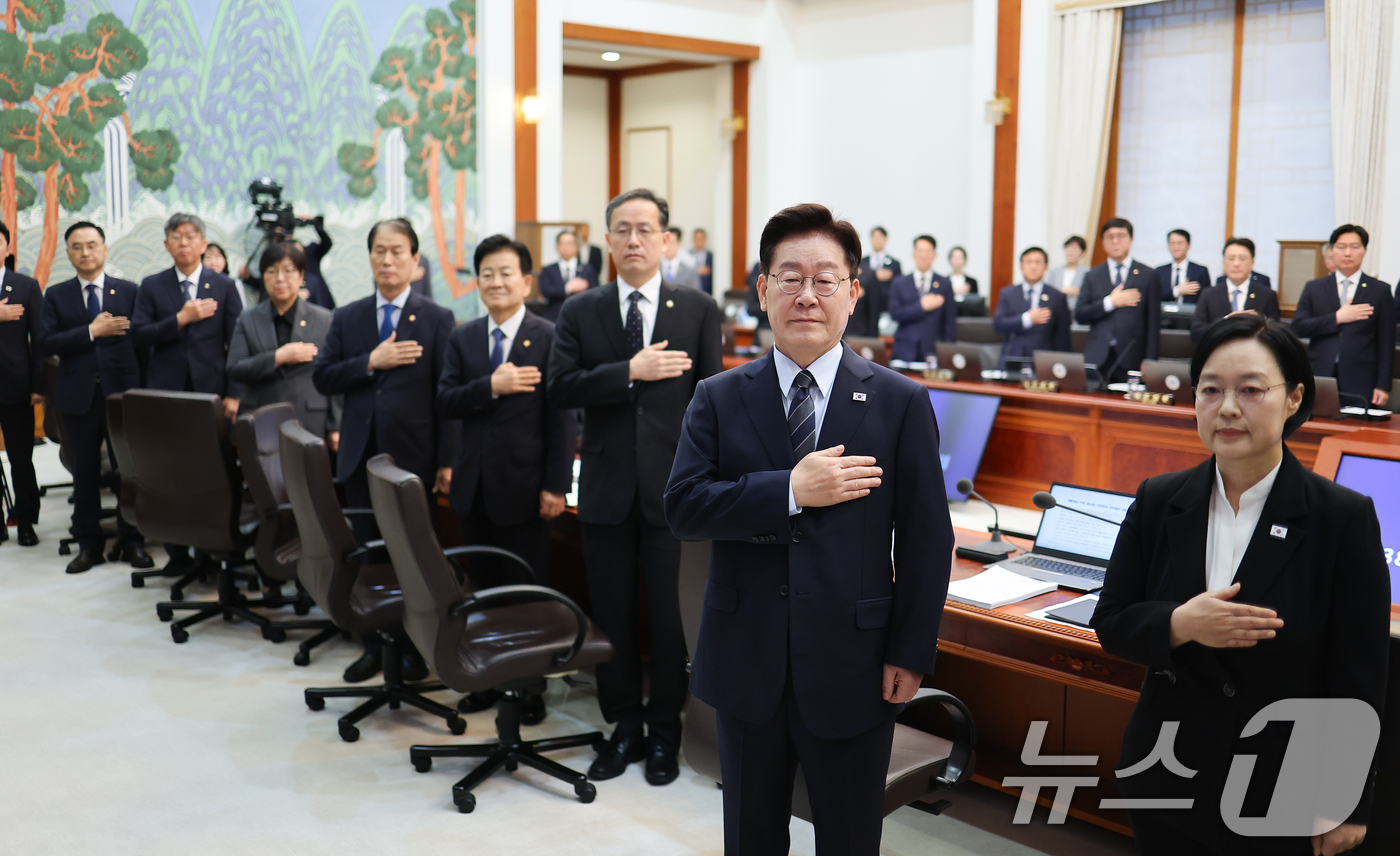 (서울=뉴스1) 이재명 기자 = 이재명 대통령이 1일 청와대에서 열린 국무회의에서 국민의례를 하고 있다. 2026.9.1/뉴스1