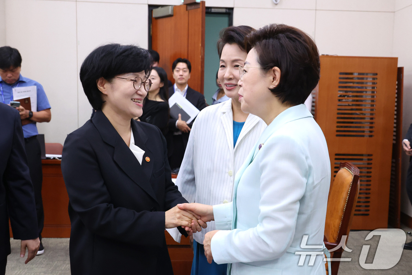 (서울=뉴스1) 신웅수 기자 = 원민경 성평등가족부 장관이 1일 서울 여의도 국회에서 열린 성평등가족위원회 전체회의에서 김정재 위원장과 인사하고 있다. 2026.9.1/뉴스1
