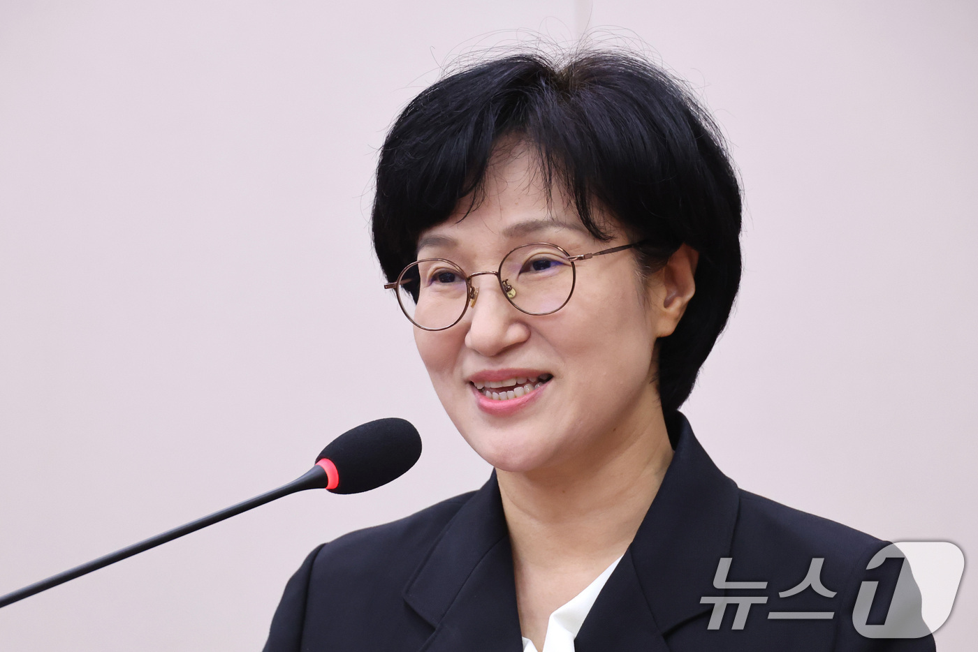 (서울=뉴스1) 신웅수 기자 = 원민경 성평등가족부 장관이 1일 서울 여의도 국회에서 열린 성평등가족위원회 전체회의에서 2025 회계연도 결산 의결에 대한 감사 인사를 하고 있다. …