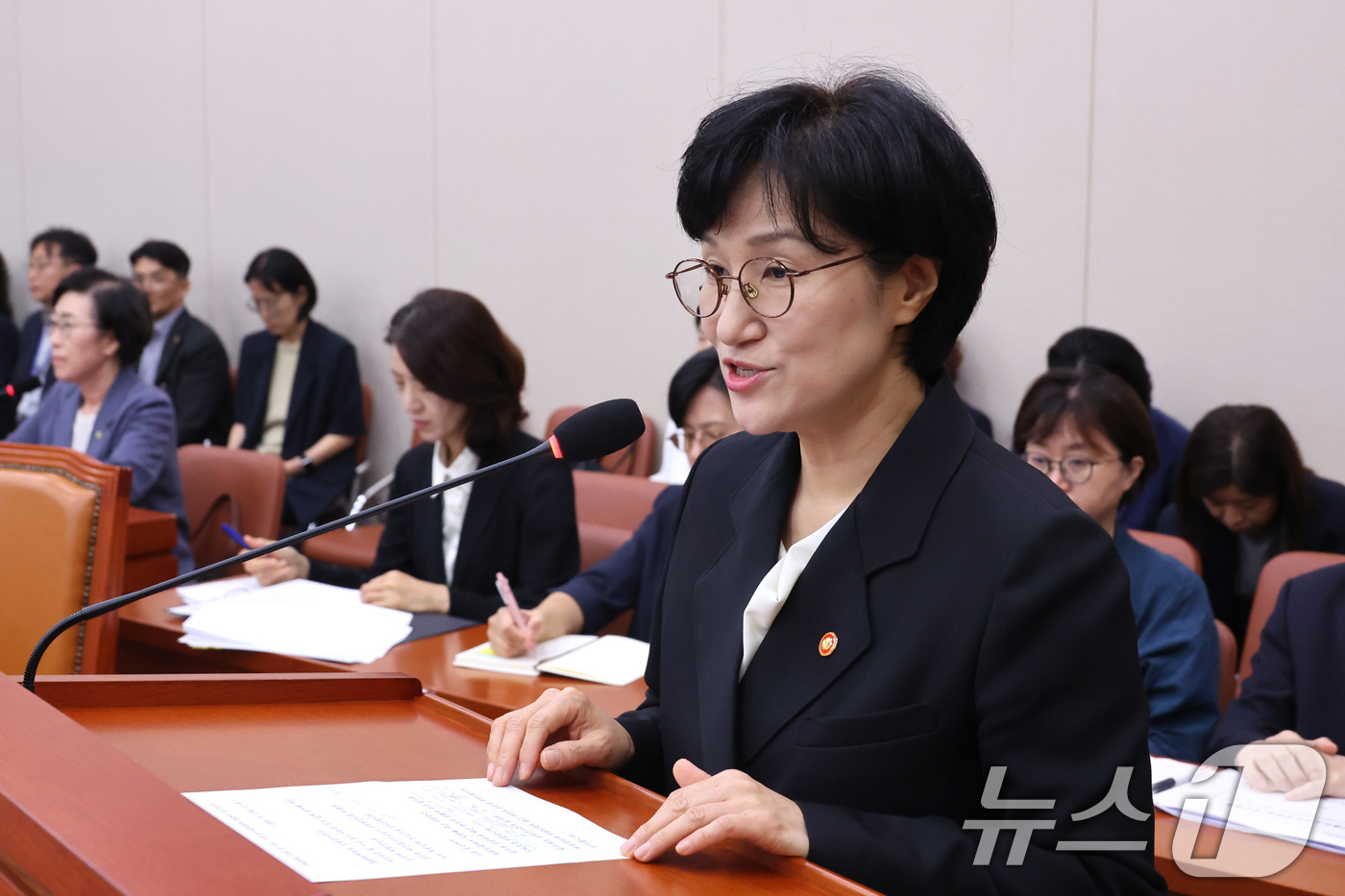 (서울=뉴스1) 신웅수 기자 = 원민경 성평등가족부 장관이 1일 서울 여의도 국회에서 열린 성평등가족위원회 전체회의에서 2025 회계연도 결산 의결에 대한 감사 인사를 하고 있다. …