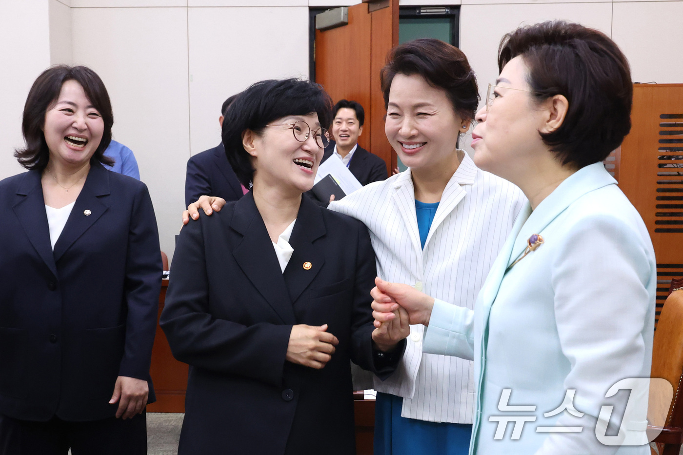 (서울=뉴스1) 신웅수 기자 = 원민경 성평등가족부 장관이 1일 서울 여의도 국회에서 열린 성평등가족위원회 전체회의에서 김정재 위원장과 인사하고 있다. 2026.9.1/뉴스1