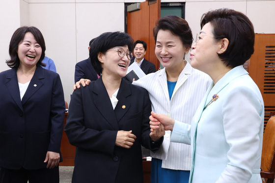 성평등가족위원들과 인사하는 원민경 장관