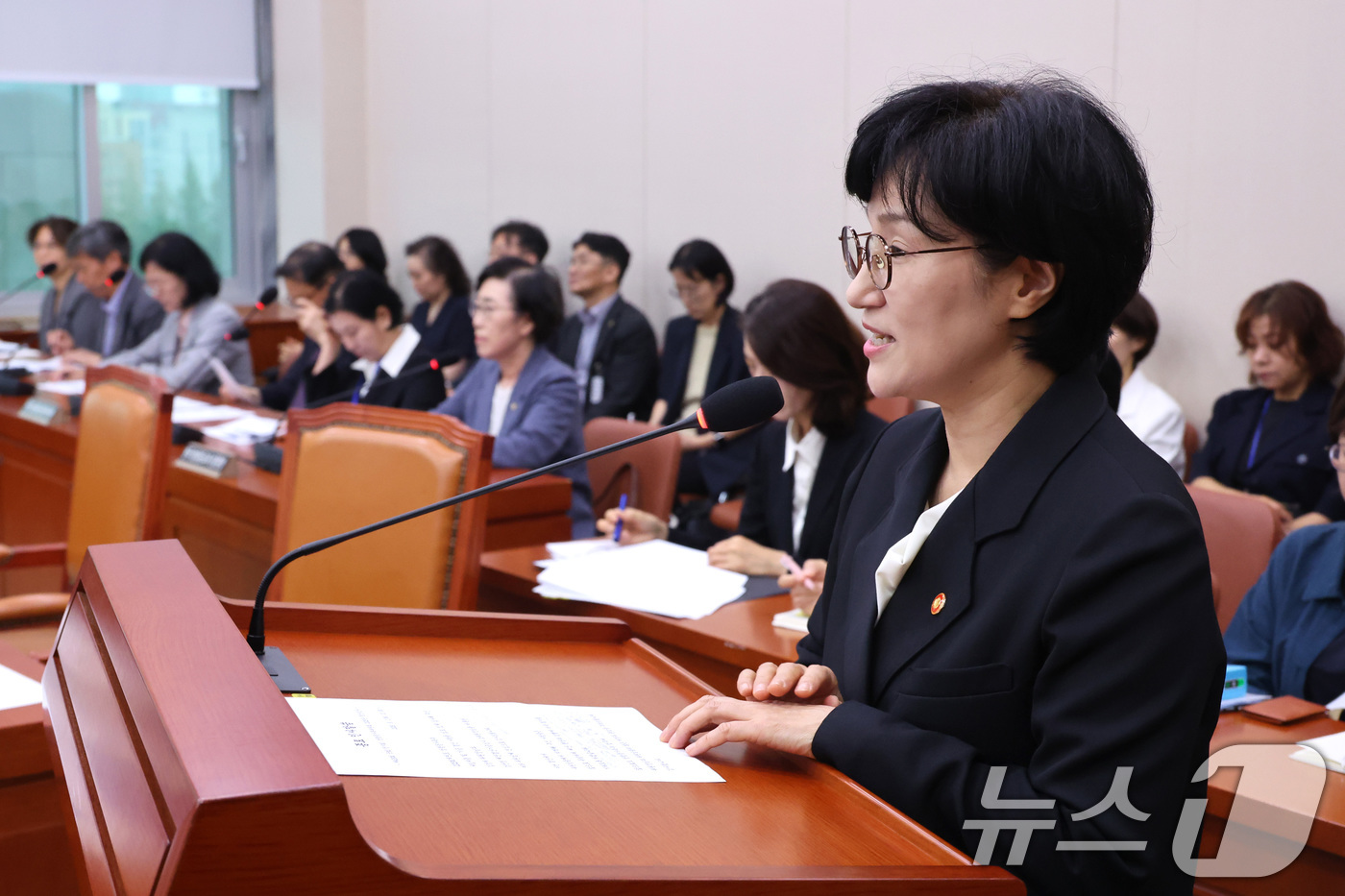 (서울=뉴스1) 신웅수 기자 = 원민경 성평등가족부 장관이 1일 서울 여의도 국회에서 열린 성평등가족위원회 전체회의에서 2025 회계연도 결산 의결에 대한 감사 인사를 하고 있다. …