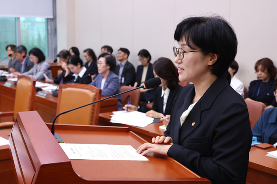 감사 인사하는 원민경 장관