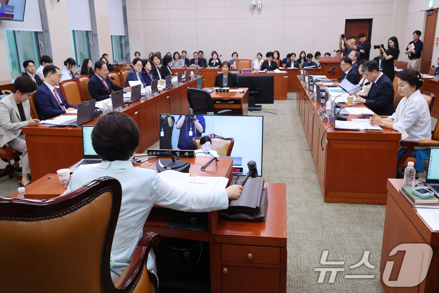 (서울=뉴스1) 신웅수 기자 = 김정재 위원장이 1일 서울 여의도 국회에서 열린 성평등가족위원회 전체회의에서 안건을 처리하고 있다. 2026.9.1/뉴스1