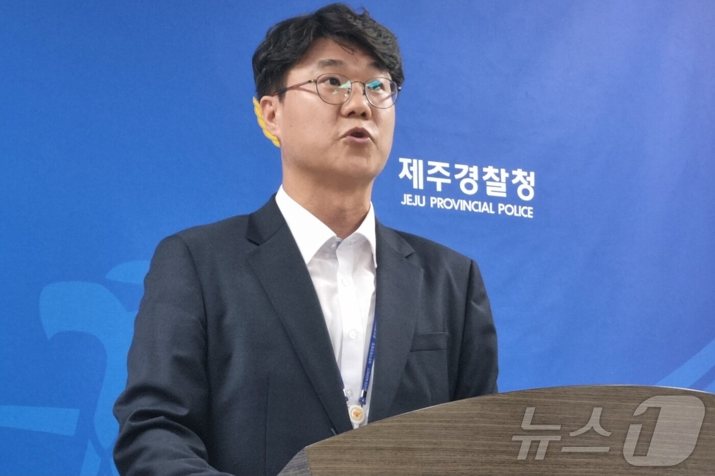 본문 이미지 - 정태운 제주경찰청 수사과장이 1일 오전 제주경찰청 기자실에서 실종신고를 허위 종결해 온 혐의를 받고 있는 제주서부경찰서 소속 부 모 경장(34) 검찰 송치에 따른 브리핑을 하고 있다. 2026.9.1 ⓒ 뉴스1 오미란 기자