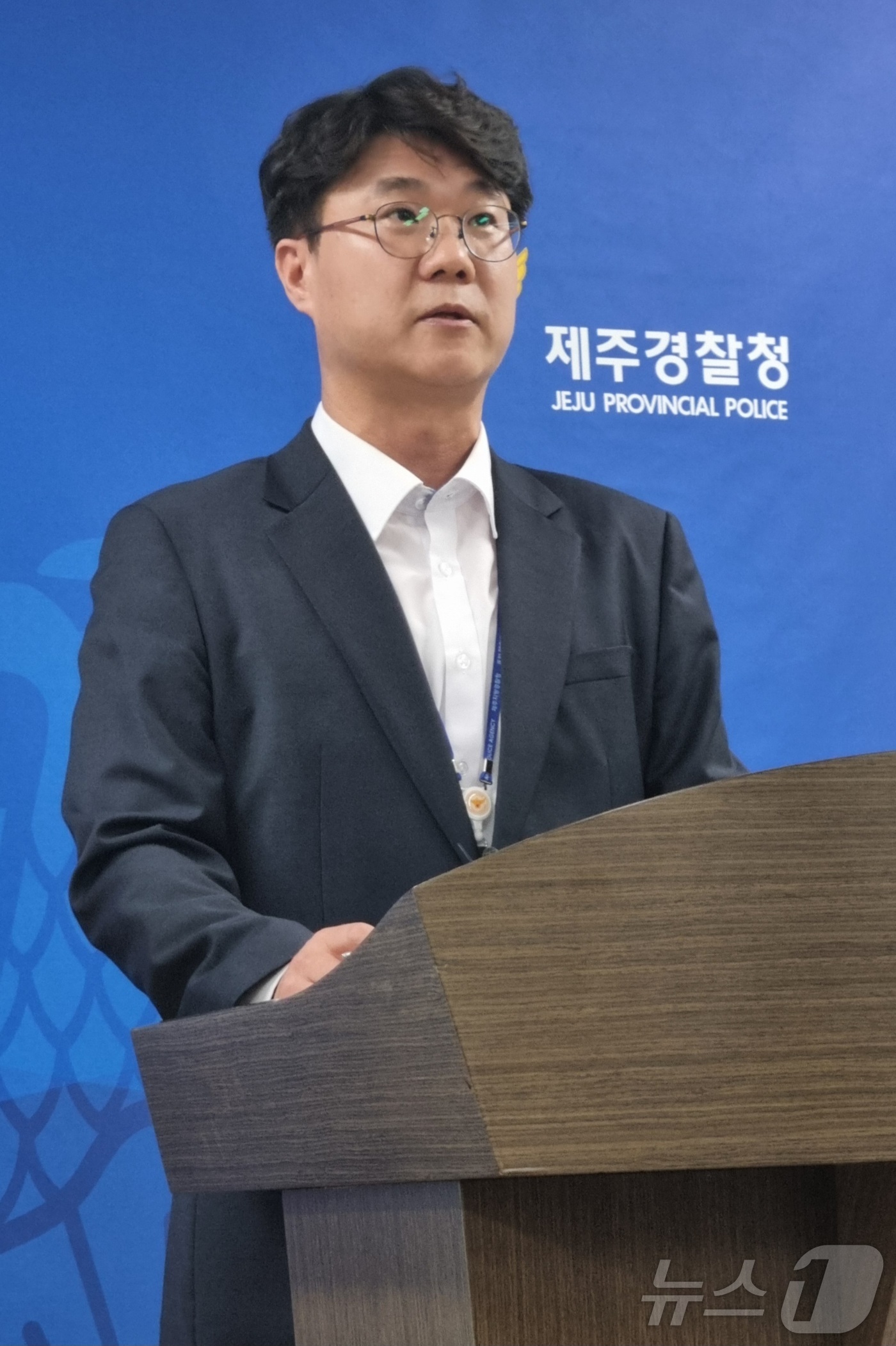 (제주=뉴스1) 오미란 기자 = 정태운 제주경찰청 수사과장이 1일 오전 제주경찰청 기자실에서 실종신고를 허위 종결해 온 혐의를 받고 있는 제주서부경찰서 소속 부 모 경장(34) 검 …