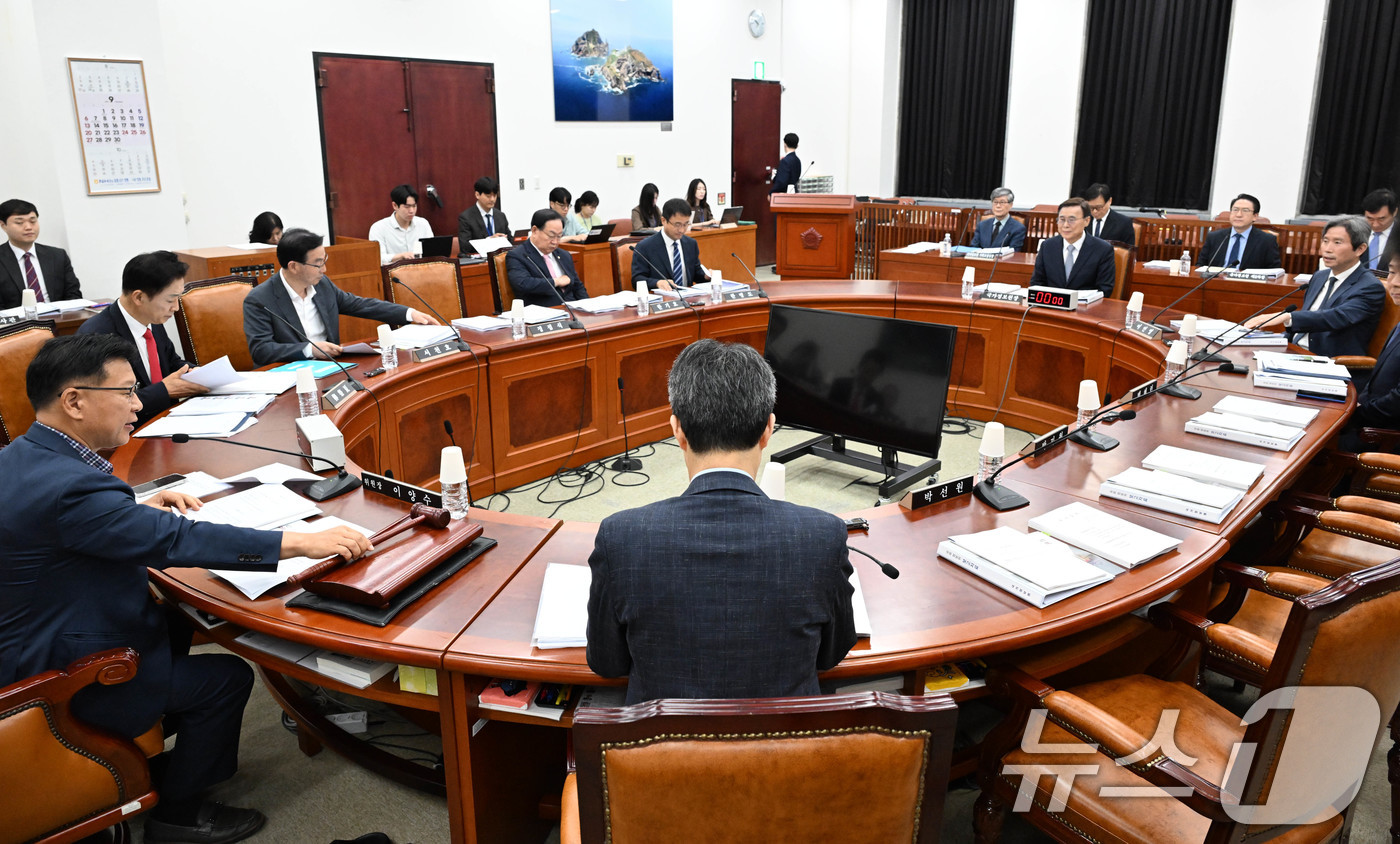 (서울=뉴스1) 국회사진기자단 = 이양수 정보위원장이 1일 서울 여의도 국회에서 열린 정보위원회 전체회의를 주재하고 있다. 2026.9.1/뉴스1